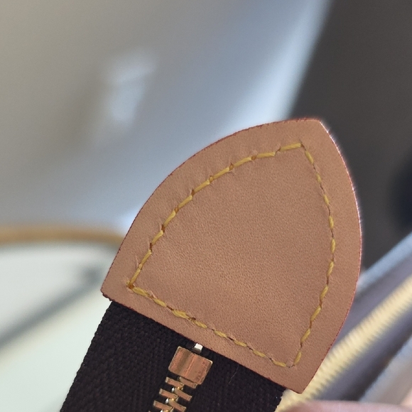 AUTHENTIC NEW Louis Vuitton Toiletry 15 Bag (Discontinued Model!!) - Picture 4 of 12